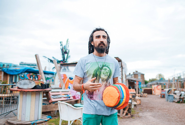 Ilustrasi Ciri-ciri Musik Reggae. Sumber: Unsplash/Toa Heftibal