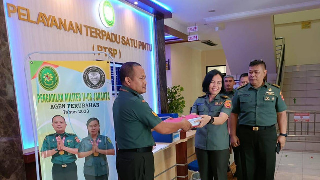 Lettu Chk Citra Manurung menyerahkan berkas perkara Praka RM dan 2 orang lainnya kepada Pengadilan Militer II-08 Jakarta, Senin (23/10/2023). Foto: Puspen TNI