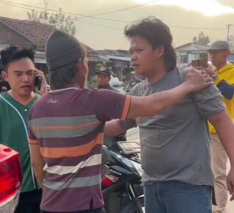 Dody Kangen Band saat terlibat cekcok dengan pria tak dikenal. | Foto: tangkap layar akun TikTok @andikamahesa.official.
