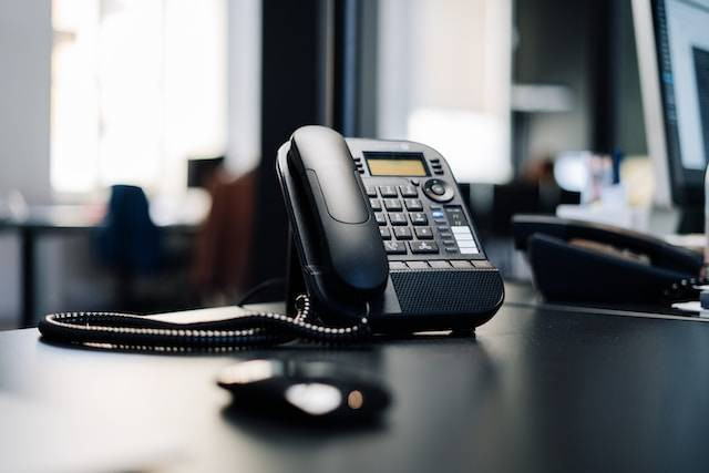 Cara Melakukan Panggilan Telepon ke Pelanggan. Foto hanya ilustrasi. Sumber foto: Unsplash/Julian Hochgesang