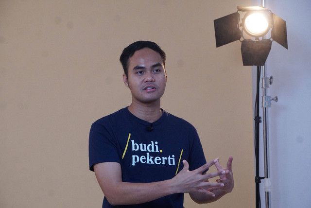 Sutradara dan penulis skenario Wregas Bhanuteja saat berkunjung ke kantor kumparan, Jakarta, Senin (23/10/2023). Foto: Dicky Adam Sidiq/kumparan