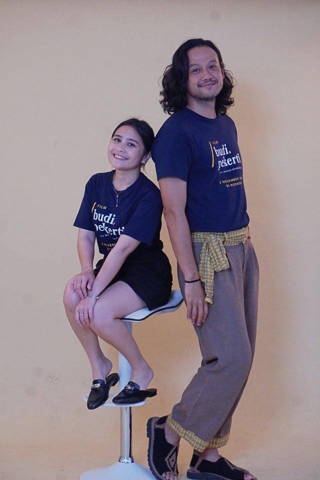 Pemeran film Budi Pekerti Prilly Latuconsina dan Dwi Sasono saat berkunjung ke kantor kumparan, Jakarta, Senin (23/10/2023). Foto: Dicky Adam Sidiq/kumparan