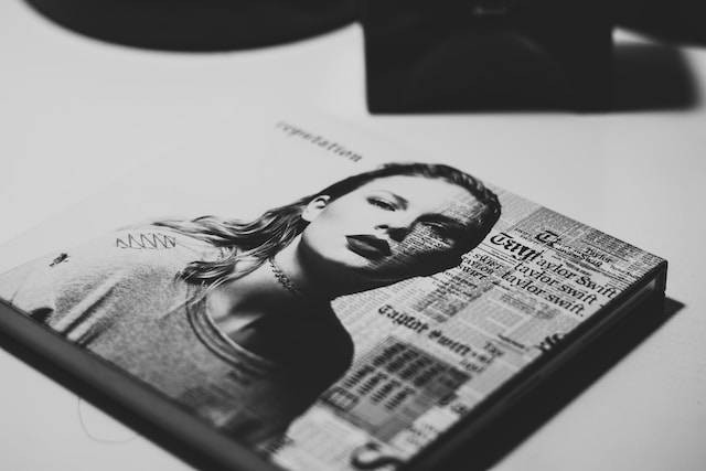 Ilustrasi adwal Presale Tiket Film Taylor Swift The Eras Tour. Sumber foto: Unsplash/Rapael Lophaski