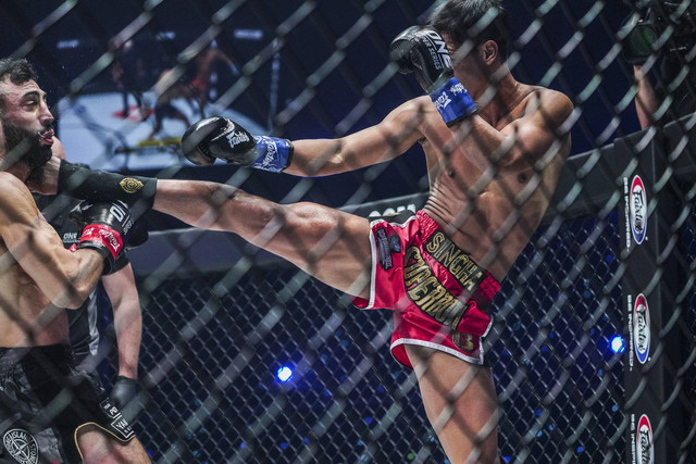 Superbon Singha Mawynn (kanan) melayangkan tendangan penghancur yang membuat Giorgio Petrosyan tersungkur. Foto: ONE Championship