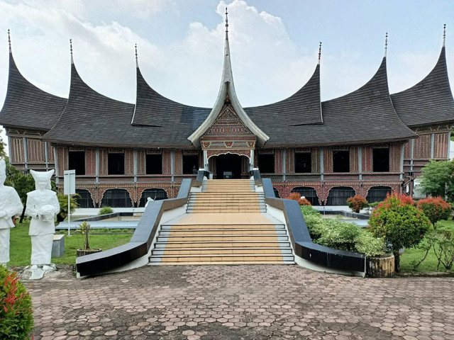 Ilustrasi Foto Rumah Gadang. Koleksi Pribadi.