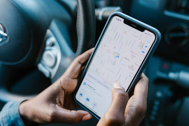 Ilustrasi cara melacak HP Samsung yang hilang. Foto: Pexels/RODNAE Productions