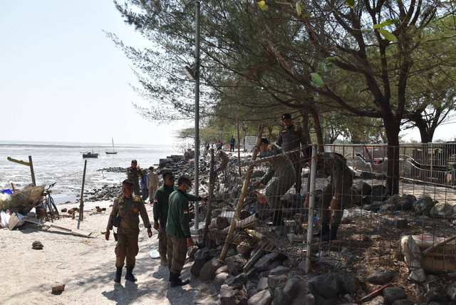 Para petugas gabungan melakukan penertiban di area Pantai Batu Batu Kenjeran Kota Surabaya. Foto-foto: Diskominfo Surabaya