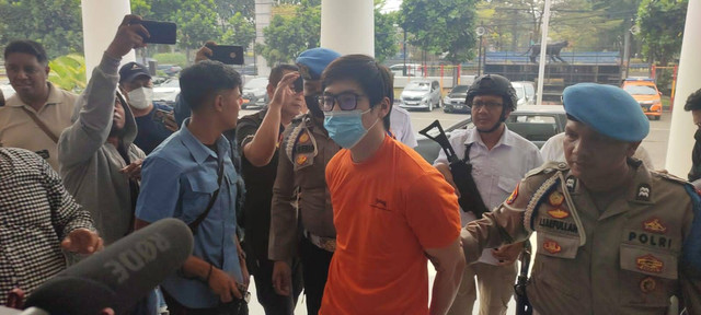 Samuel Sunarya yang aniaya dokter gigi di Bandung berbaju tahanan saat dihadirkan di Polrestabes Bandung. Foto: Rachmadi Rasyad/kumparan