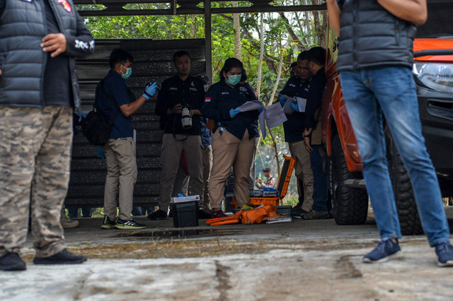 Tim Inafis Polda Jabar menggelar olah tkp pembunuhan anak dan ibu di dalam mobil di Jalan Cagak, Kabupaten Subang, Jawa Barat, Selasa (24/10/2023). Foto: Raisan Al Farisi/Antara Foto