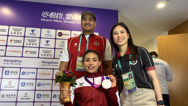 Chef de Mission Angela Tanoesoedibjo (kanan), Menpora Dito Ariotedjo (kiri), dan Ni Nengah Widiasih (tengah), usai pertandingan powerlifting di Xiaoshan Gymnasium Centre, Hangzhou, China, pada Selasa (24/10). Foto: NPC Indonesia
