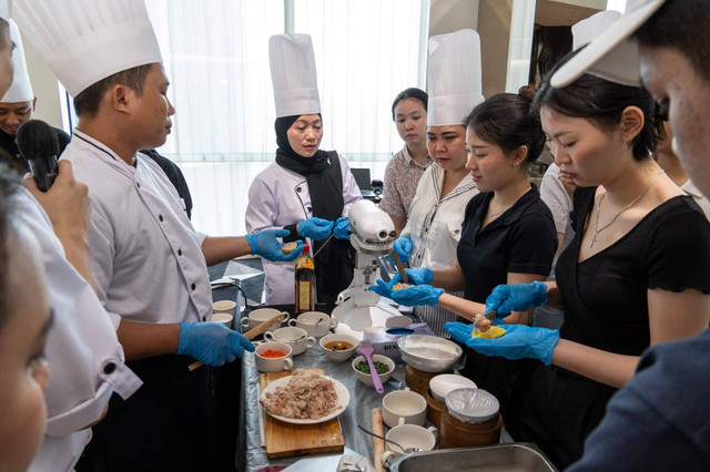 Merayakan Hari Koki Internasional dengan memasak dim sum ala chef hotel berbintang.