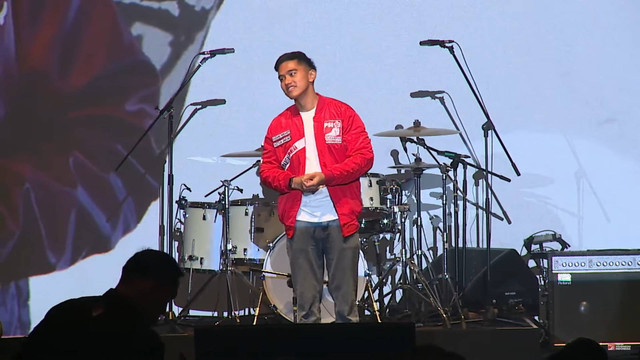 Ketua Umum PSI Kaesang Pangarep memberikan sambutan saat Deklarasi PSI mendukung pasangan Prabowo Subianto dan Gibran Rakabuming Raka di Djakarta Theater, Jakarta, Selasa (24/10/2023). Foto: Youtube/PSI
