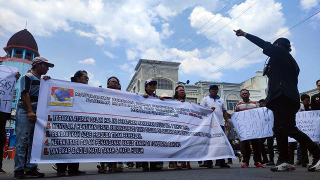 Demo warga Tongkaina Bunaken, Kota Manado di depan kantor Polresta Manado yang menuntut agar mafia tanah segera dihukum.