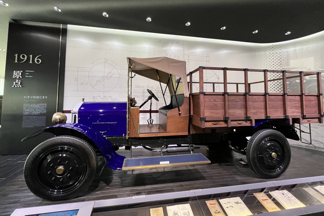 Koleksi kendaraan lawas Isuzu, Wolseley, di Fujisawa Plaza, Jepang. Foto: Muhammad Darisman/kumparan