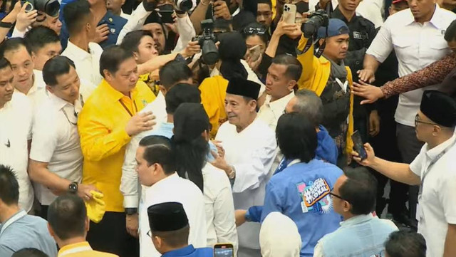 Habib Luthfi dan Gus Miftah sambut Prabowo Subianto-Gibran Rakabuming di Indonesia Arena, Senayan, Jakarta Pusat jelang pendaftaran pasangan ke KPU, Rabu (25/10/2023). Foto: kumparan