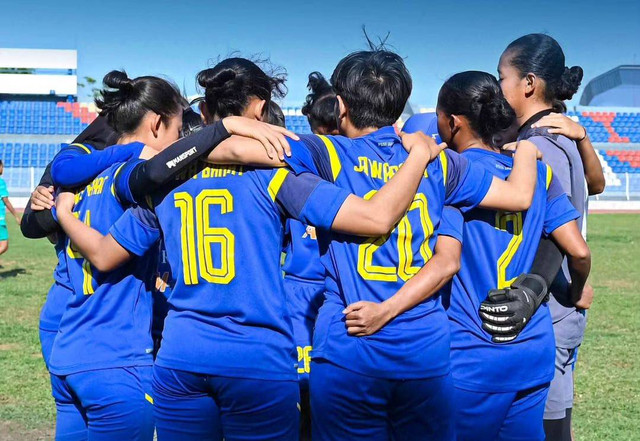 Tim Pra PON Jawa Barat sebelum melakoni laga kualifikasi PON XXI 2024 kontra Jawa Timur Foto: pssi.jabar