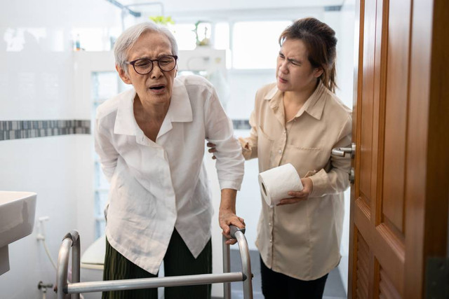 Penyebab Lansia Sulit Menahan Buang Air Kecil. Foto: CGN089/Shutterstock