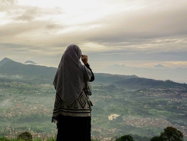 Ilustrasi Cara Berpakaian Fatimah Az-Zahra. Sumber: Unsplash/Rizal.