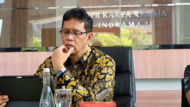 Ketua Dewan Komisioner LPS Purbaya Yudhi Sadewa memberi keterangan pers di BPR Karya Remaja, di Indramayu, Rabu (25/10/2023). Foto: Ave Airiza Gunanto/kumparan