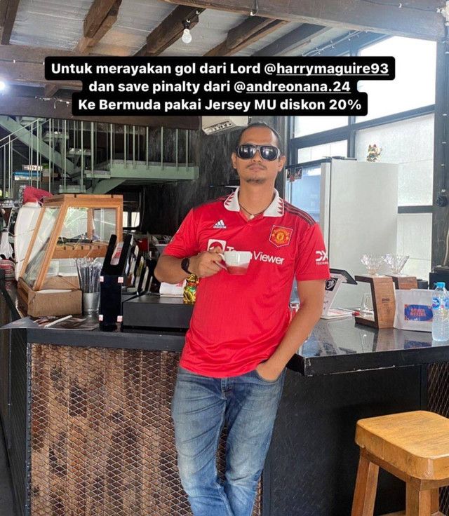Akil Setiawan, owner Bermuda Coffee, hari ini memberikan diskon 20 persen kepada setiap konsumen yang datang dengan menggunakan jersey Setan Merah. Ini merupakan perayaan Akil terhadap gol kemenangan MU oleh Harry Maquire, yang dia sebut awal kebangkitan MU, setelah mengalami tiga kekalahan beruntun. Foto: Dok Hi!Pontianak