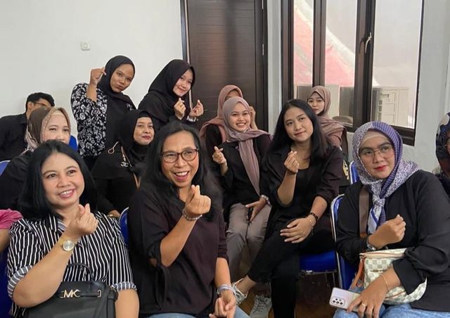 Pelatihan Basic Make Up yang bertemakan “Being a Professional Make Up Artist" (24/10)