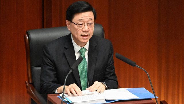 Kepala Eksekutif Hong Kong John Lee menyampaikan pidato kebijakan tahunannya kepada Dewan Legislatif pada 25 Oktober 2023. Foto: Peter Taman/AFP