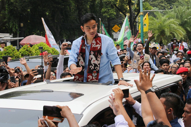 Bacawapres dari Koalisi Indonesia Maju Gibran Rakabuming Raka usai mendaftarkan pencalonannya sebagai calon presiden dan wakil presiden di Kantor KPU Pusat, Jakarta, Rabu (25/10/2023). Foto: Aditia Noviansyah/kumparan