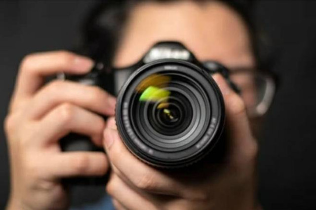 Ilustrasi sedang menggunakan kamera. Foto: shutterstock