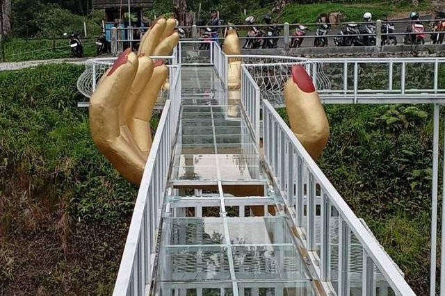 Jembatan kaca yang pecah di kawasan wisata Hutan Pinus Limpakuwus (HPL), Kabupaten Banyumas, Jawa Tengah, Rabu (25/10/2023). Foto: Sumarwoto/ANTARA