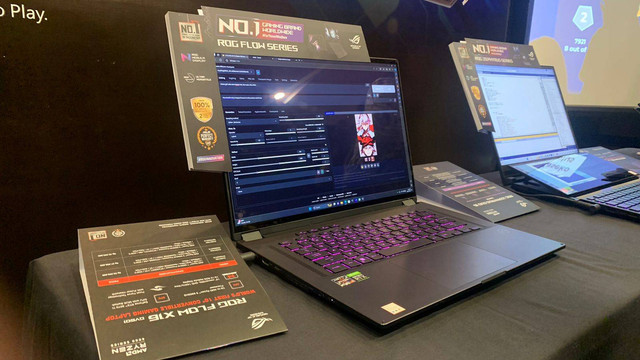 Laptop ROG Flow x16 memungkinkan user mengoprasikan dan mendevelop AI dengan lancar.  Foto: Habib Allbi Ferdian/kumparan