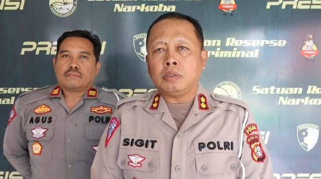 Kasat Lantas Polres Jakarta Barat AKBP Mokhamad Sigit Purwanto menetapkan Kevin, sopir fortuner yang tabrak perempuan hingga terpental di Kembangan sebagai tersangka. Foto: Dok. Istimewa