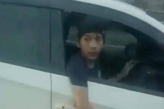 Tangkapan layar pemuda begal memepet mobil korban di Tol Tangerang. Foto: Instagram/@tiarasameth05