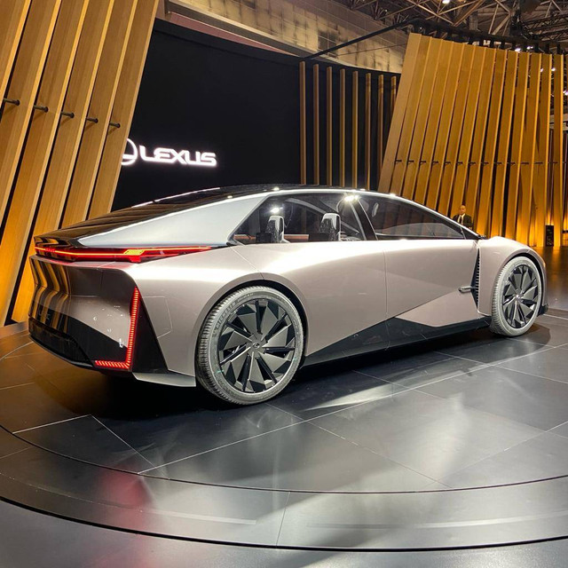 Konsep BEV masa depan Lexus LF-ZC yang diperkenalkan pada Japan Mobility Show (JMS) 2023. Foto: Gesit Prayogi/kumparan