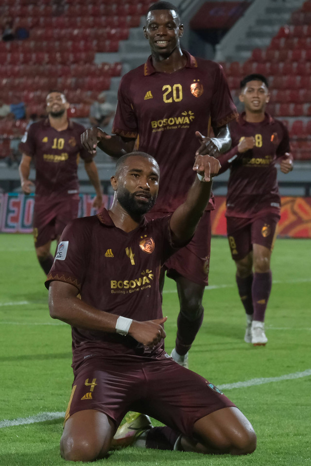 Pemain PSM Makassar Yuran Fernandes bersama rekan setim berselebrasi usai mencetak gol ke gawang Hougang United saat pertandingan Grup H Piala AFC 2023/2024 di Stadion Kapten I Wayan Dipta, Gianyar, Bali, Rabu (25/10/2023). Foto: Nyoman Hendra Wibowo/ANTARA FOTO