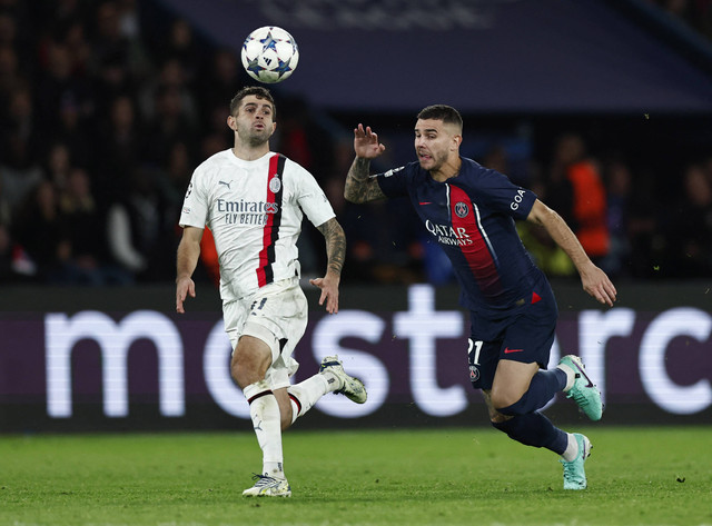 Duel PSG vs Milan di Liga Champions. Foto: Gonzalo Fuentes/REUTERS