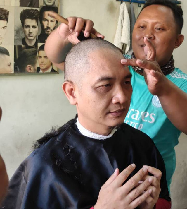 Aksi cukur gundul Daniel Lukas Rorong. Foto: Dok. pribadi