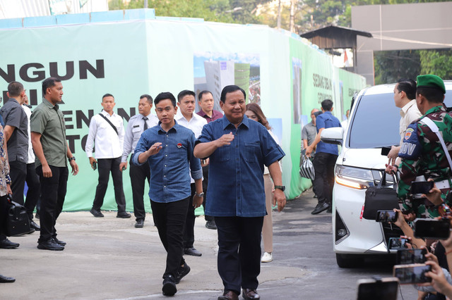 Pasangan calon presiden Prabowo Subianto dan wakil presiden Gibran Rakabuming Raka tiba untuk menjalani tes kesehatan di RSPAD Gatot Soebroto, Jakarta, Kamis (26/10/2023). Foto: Jamal Ramadhan/kumparan