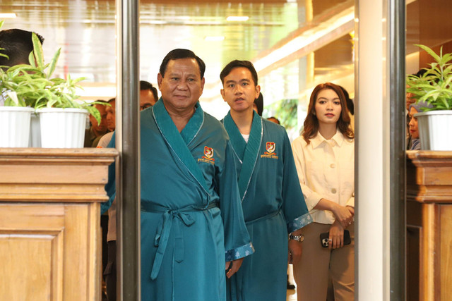 Pasangan calon presiden Prabowo Subianto dan wakil presiden Gibran Rakabuming Raka menjalani tes kesehatan di RSPAD Gatot Soebroto, Jakarta, Kamis (26/10/2023). Foto: Jamal Ramadhan/kumparan