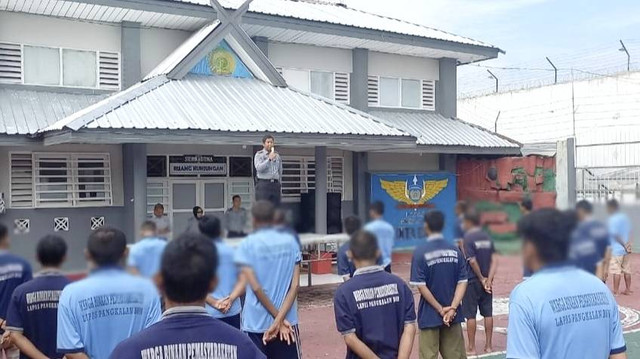 Kalapas Pangkalan Bun Doni Handriansyah saat memberikan pengarahan kepada warga binaan, Rabu (25/10/2023). Foto: Ist