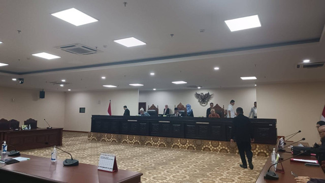 Rapat Mahkamah Kehormatan Mahkamah Konstitusi (MKMK) untuk klarifikasi laporan dugaan dugaan pelanggaran etik terkait putusan syarat capres-cawapres di Gedung MK, Kamis (26/10/2023). Foto: Hedi/kumparan