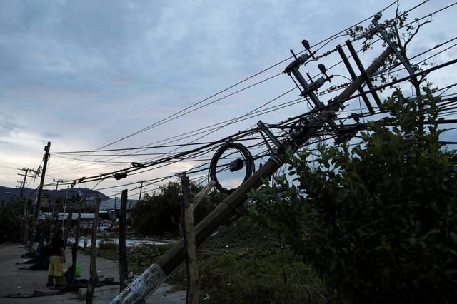 Tiang listrik yang tumbang terlihat di jalan setelah Badai Otis melanda, dekat Acapulco, di negara bagian Guerrero, Meksiko, Rabu (25/10/2023). Foto: Henry Romero/REUTERS
