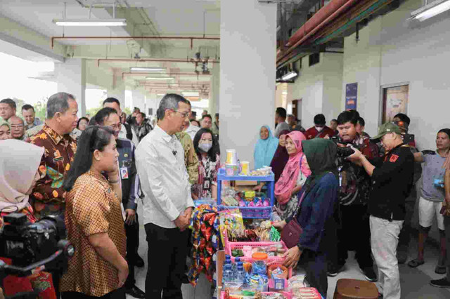 Pj Gubernur DKI Jakarta Heru Budi Hartono, meninjau dan menanam pohon di Rusun Nagrak, Jakarta Utara, Kamis (26/10/2023).
 Foto: Pemprov DKI