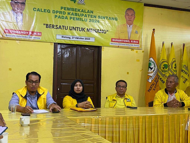 DPD Golkar menyampaikan keterangan pers terkait rencana Rapat Kerja Daerah (Rakerda) dan Rapat Pimpinan Daerah (Rapimda) pada tanggal 28 Oktober 2023. Foto: Yusrizal/Hi!Pontianak