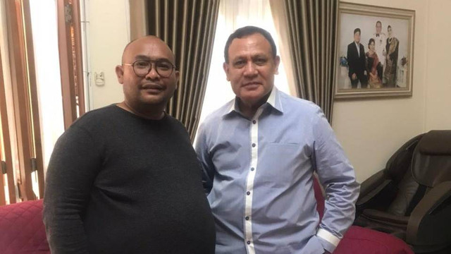Firli Bahuri foto bersama Ketua RT di rumahnya di Galaxy Bekasi, Kamis (26/10/2023). Foto: Dok. Istimewa