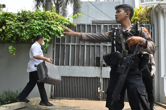 Penyidik Ditreskrimsus Polda Metro Jaya membawa koper ke dalam salah satu kediaman Ketua KPK Firli Bahuri saat penggeledahan di kawasan Jalan Kertanegara, Jakarta, Kamis (26/10/2023). Foto: Aprillio Akbar/ANTARA FOTO