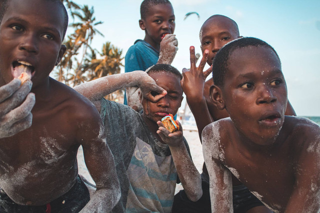 Anak-anak di Kota Pelabuhan Mombasa, Kenya. Sumber: Unsplash.com (free to use)