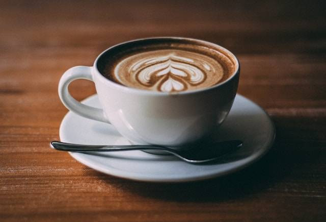 Ilustrasi tempat ngopi di Denpasar. Sumber: Unsplash/Jason Wong
