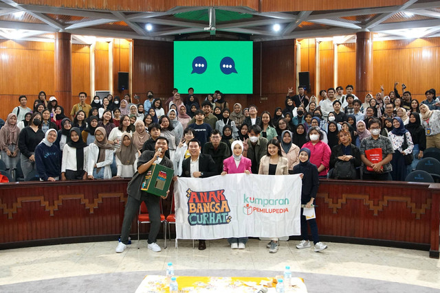 Pengisi acara dan para peserta berfoto bersama pada acara kumparan Anak Bangsa Curhat di Universitas Brawijaya (UB) Malang, Jawa Timur, pada Kamis (26/10/2023). Foto: Iqbal Firdaus/kumparan