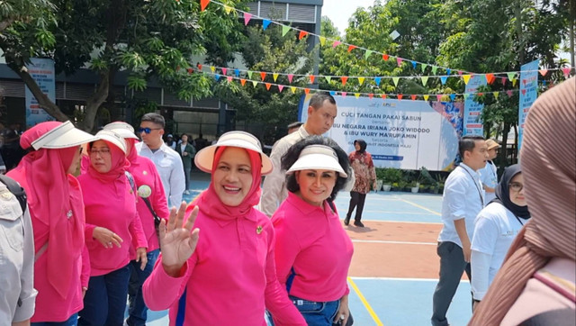 Ibu Negara Iriana Joko Wododo (Jokowi) acungkan jempol saat ditanya anaknya, Gibran Rakabuming Raka, maju sebagai cawapres Prabowo Subianto di SDN Pakis III, Surabaya pada Kamis (26/10/2023). Foto: Dok. Istimewa