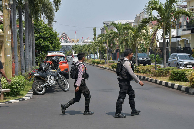 Sejumlah personel Kepolisian berjaga di gerbang masuk perumahan Vila Galaxy, salah satu kediaman rumah Ketua KPK Firli Bahuri di Bekasi, Jawa Barat, Kamis (26/10/20223). Foto: Fakhri Hermansyah/ANTARA FOTO